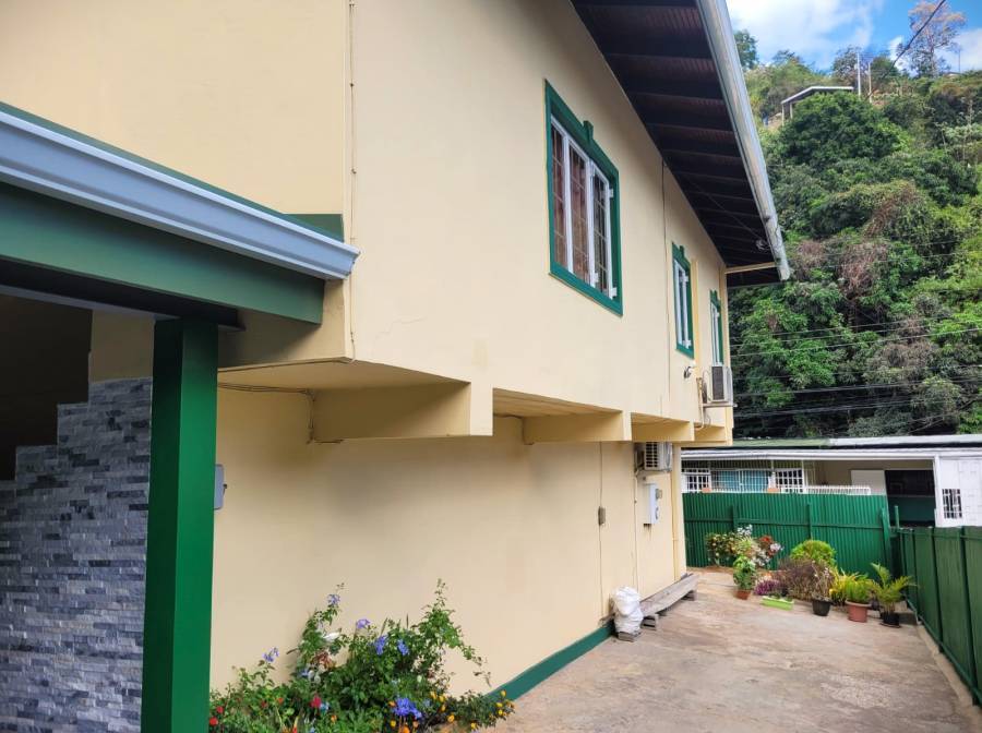 Santa Cruz 5 Bedroom 2 Level House For Sale